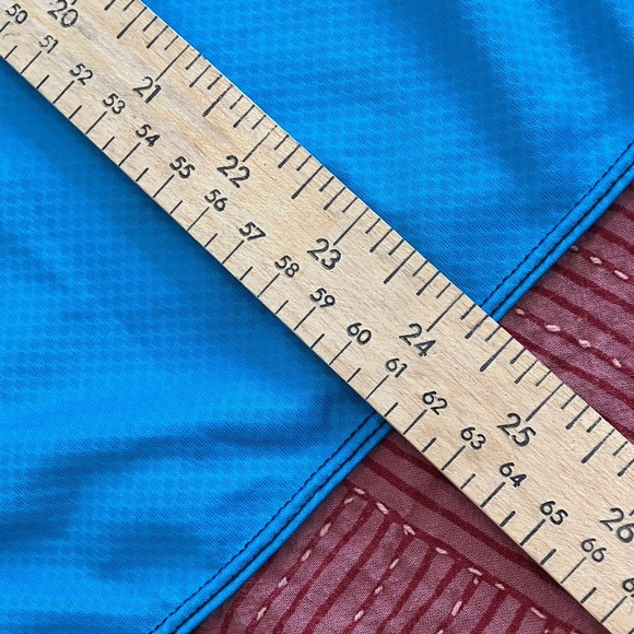 Mizuno women’s medium Blue running top with black slightly diaphanous back - Picture 6 of 12